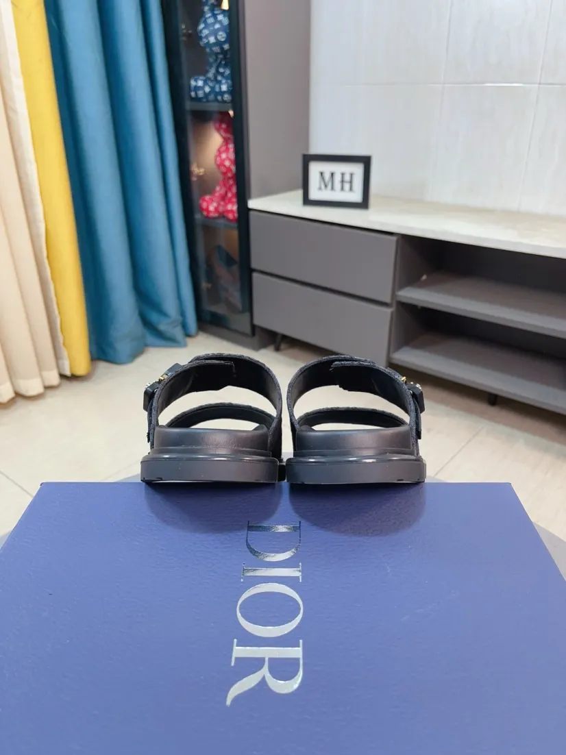 Men's Men's Shoes 💰320🌸🌸Dior Aqua Men's Sandals Slippers. Showcasing Dior haute couture design. The Dior gray suede strap is accented with an aluminum Dior buckle for added style. Paired with a comfortable tonal notch sole, they pair easily with shorts or jeans for a sophisticated look. Main body: suede cow leather, technical fabric lining: cow leather, with adjustable straps, aluminum Dior buckle, Dior gray EVA insole, tonal notch rubber outsole splicing structure👌👌size: 38-44 (45.46 customized)